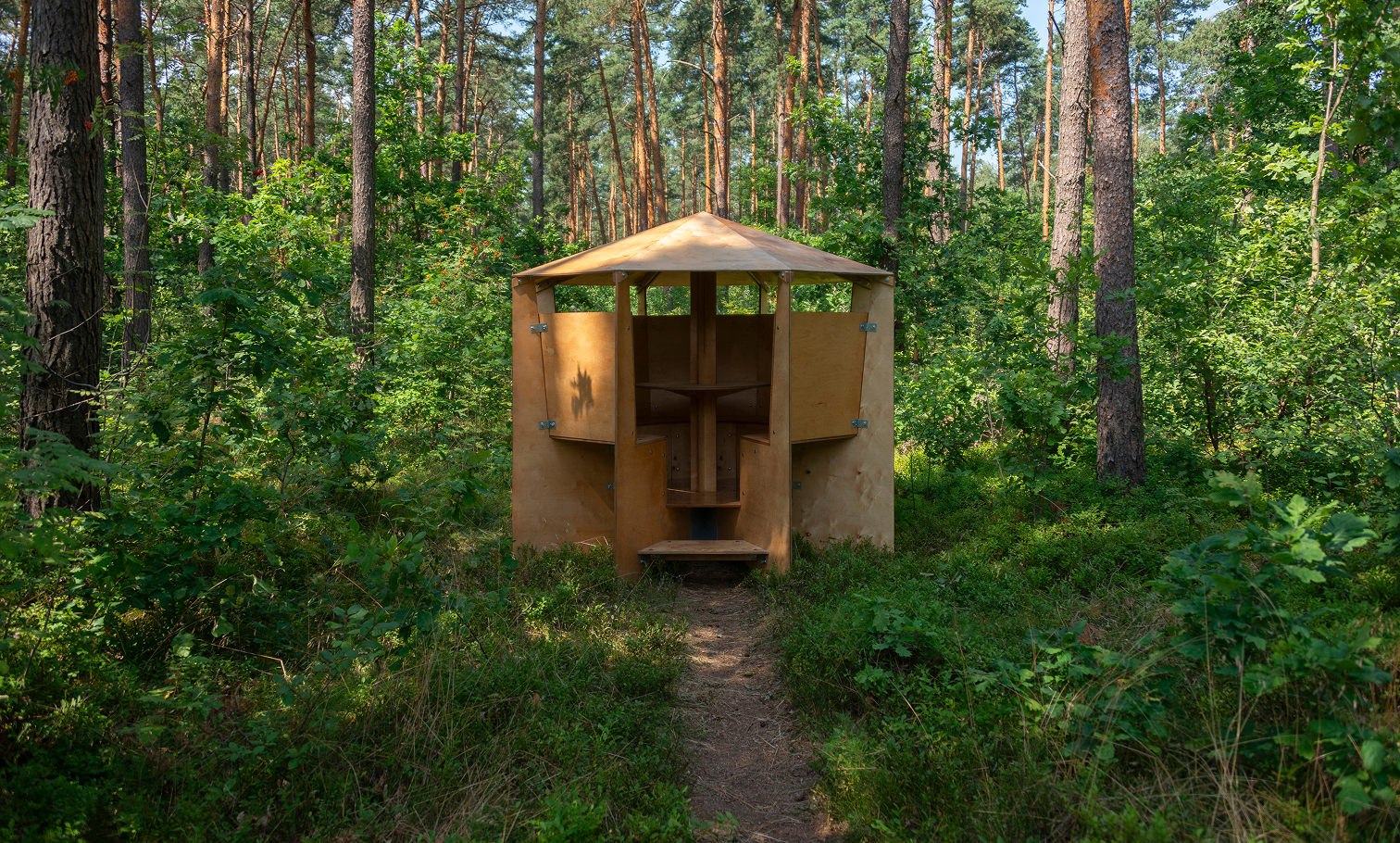 Reconnector during the day, full view