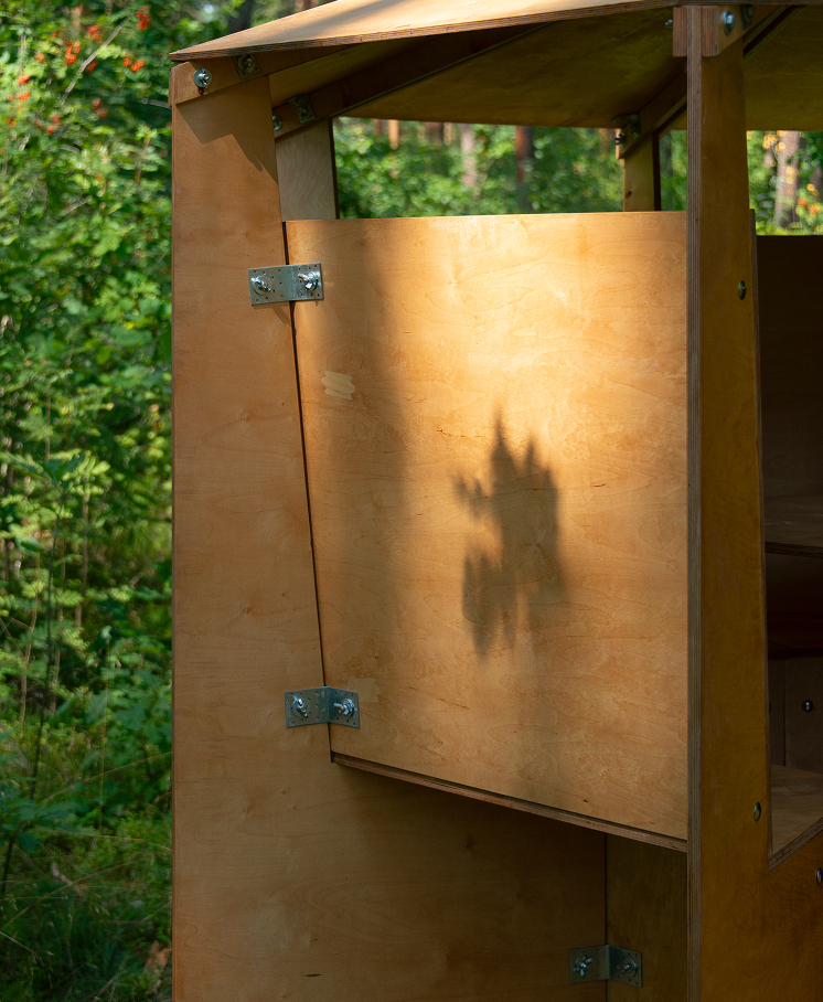 Reconnector during the day, side panel view