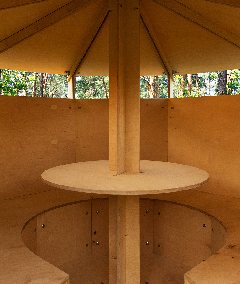 Reconnector during the day, inside view