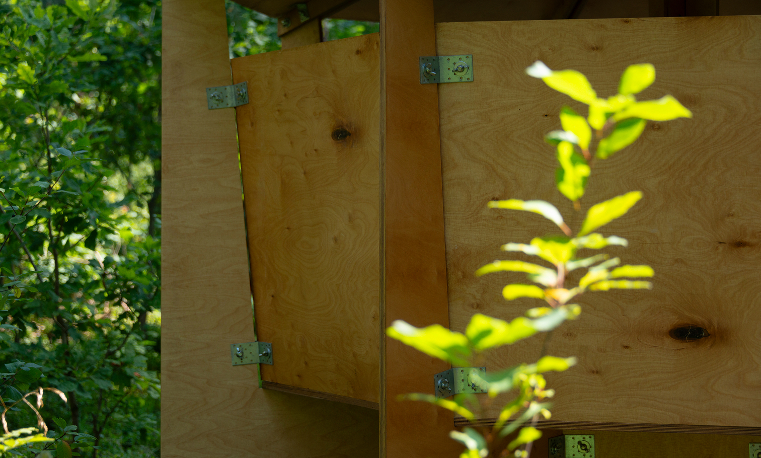 Reconnector during the day, another side panel view